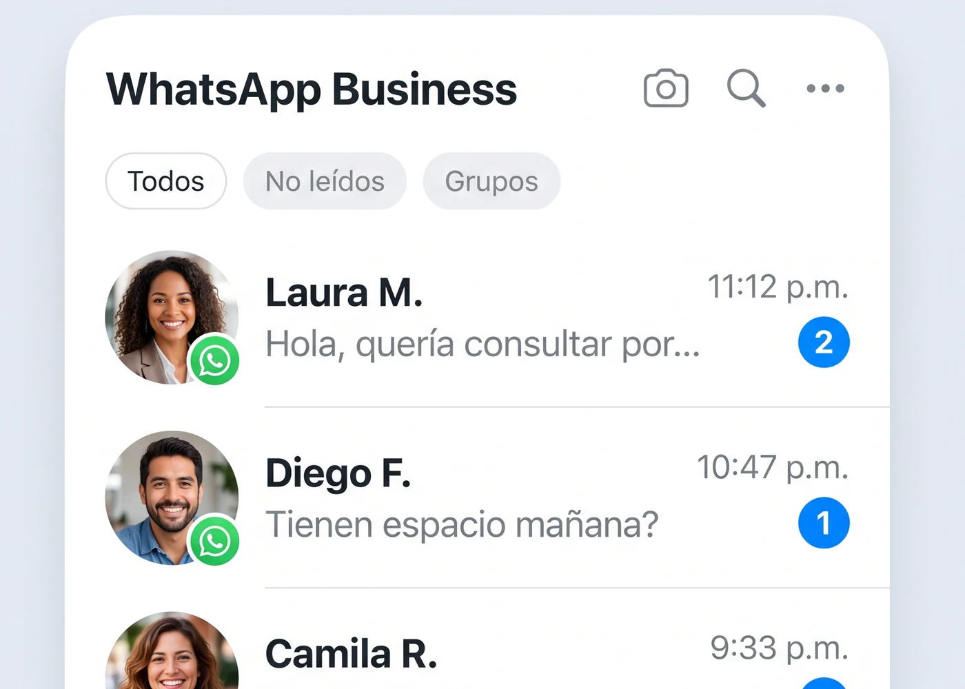 Bandeja de mensajes con tres conversaciones de clientes sin leer, entradas de noche.
